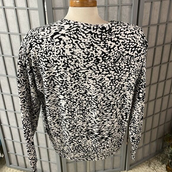 Athleta Leopard Print Seamless Long Sleeve Shirt. Black and white, Extra Small. - Picture 2 of 6